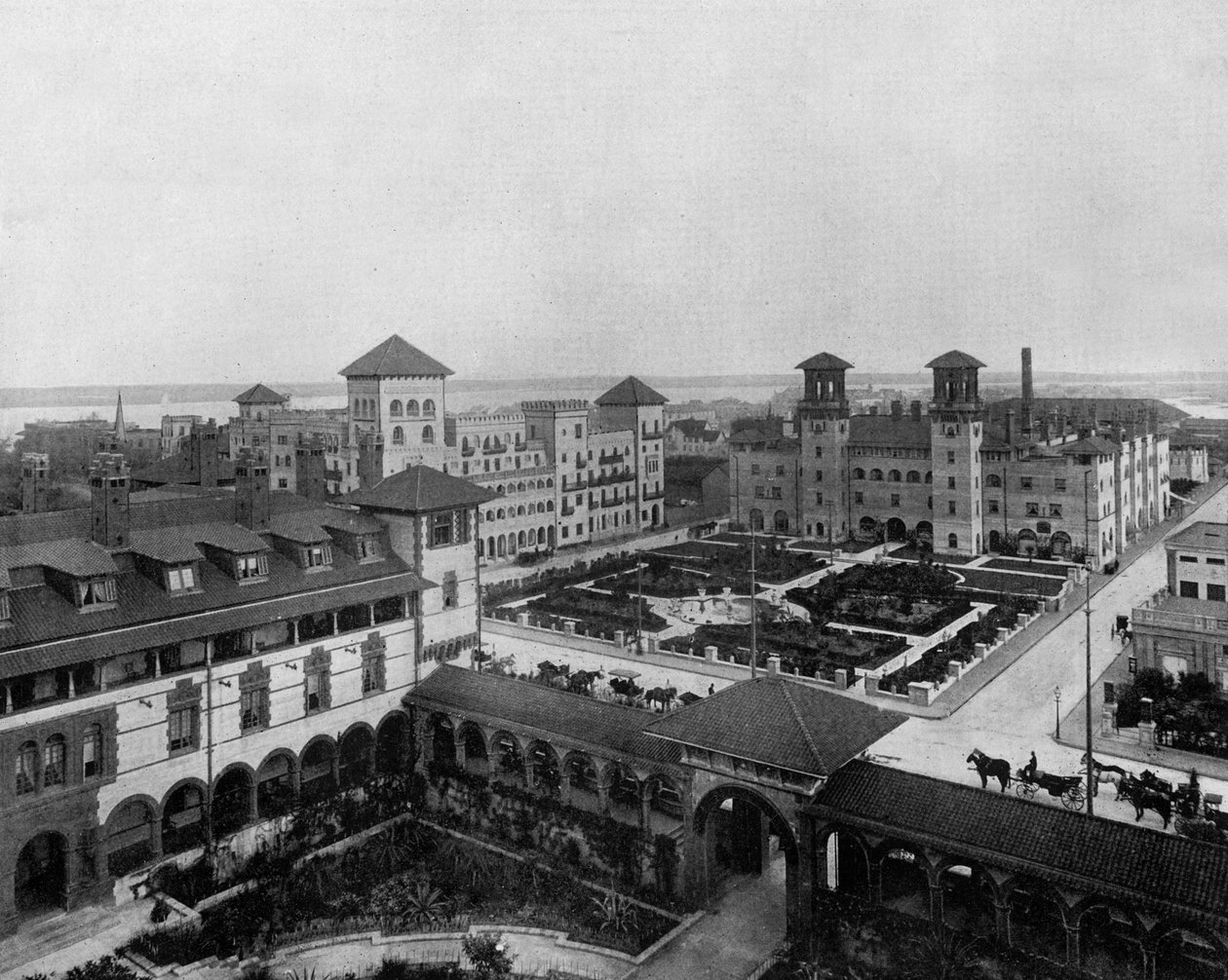 Hotels in Saint Augustin, Florida: de Alcazar, de Cordoue, de Pont de Leon, c. 1900 door John Lawson Stoddard