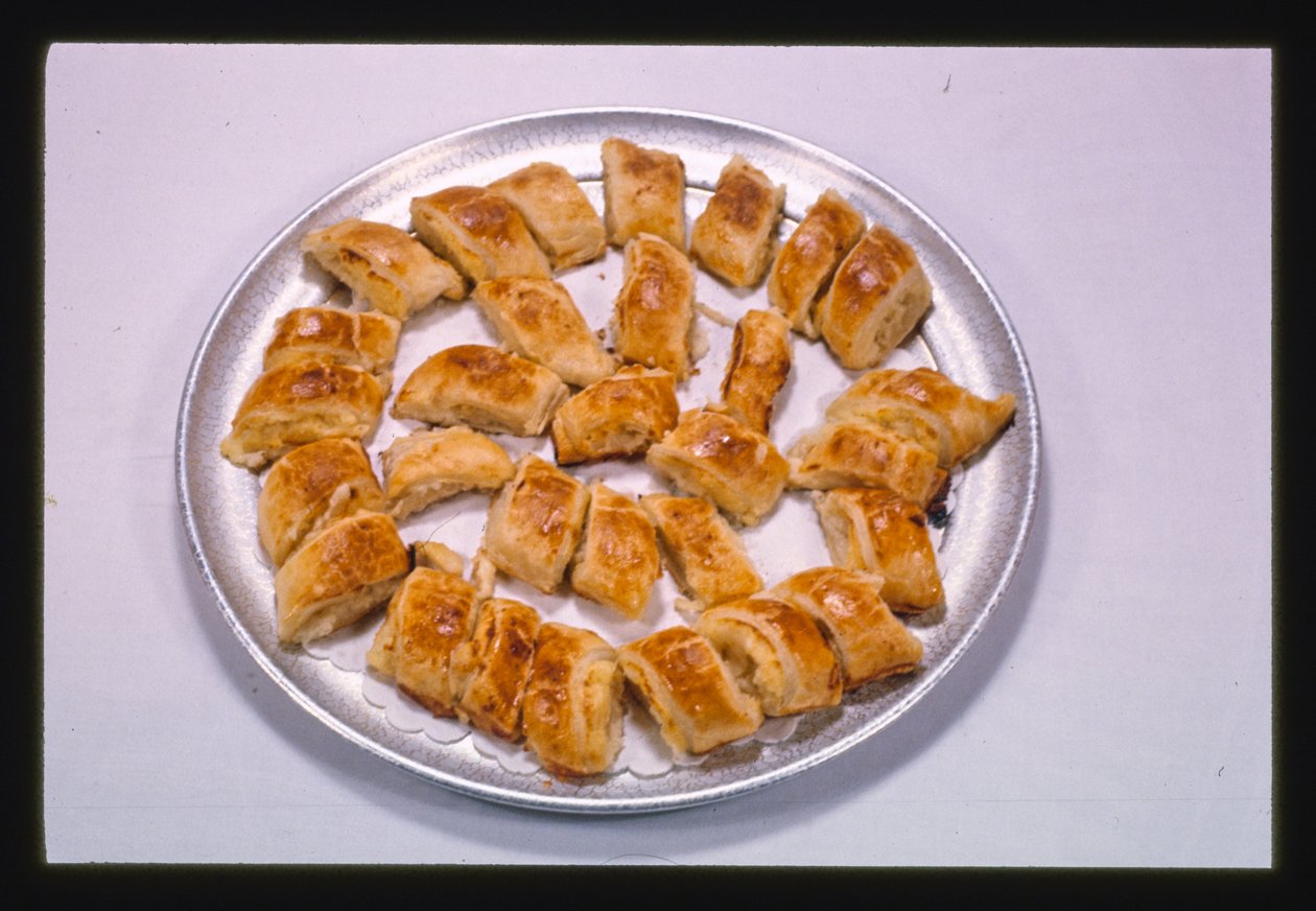 Knishes, aardappel en kaas, Menges Resort, Livingston Manor, New York, VS door John Margolies