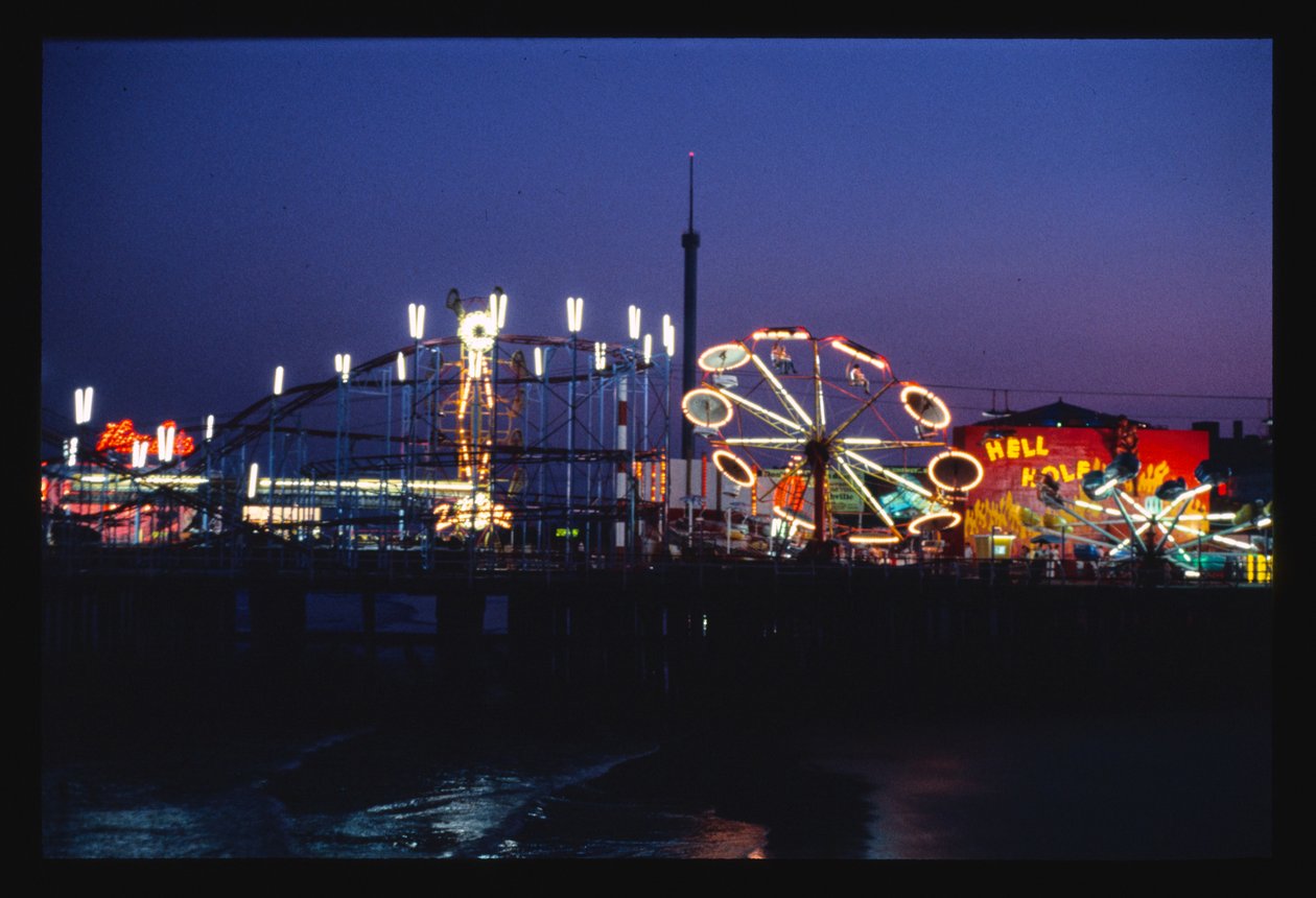 Steeplechase Pier bij nacht, Atlantic City, New Jersey, Verenigde Staten door John Margolies