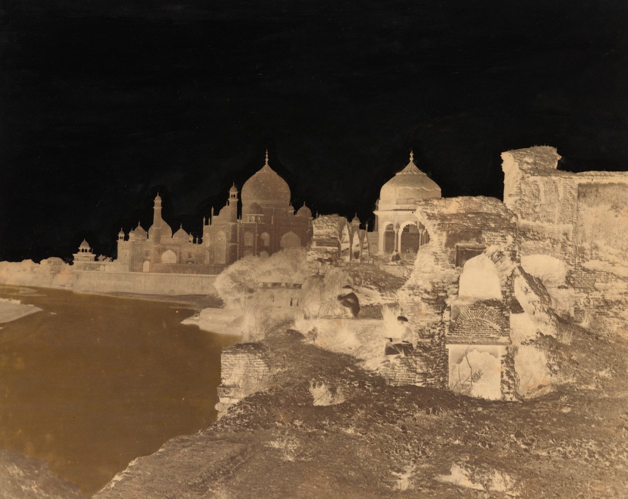 Taj Mahal vanuit het oosten,c. 1858-1862 (foto) door John Murray
