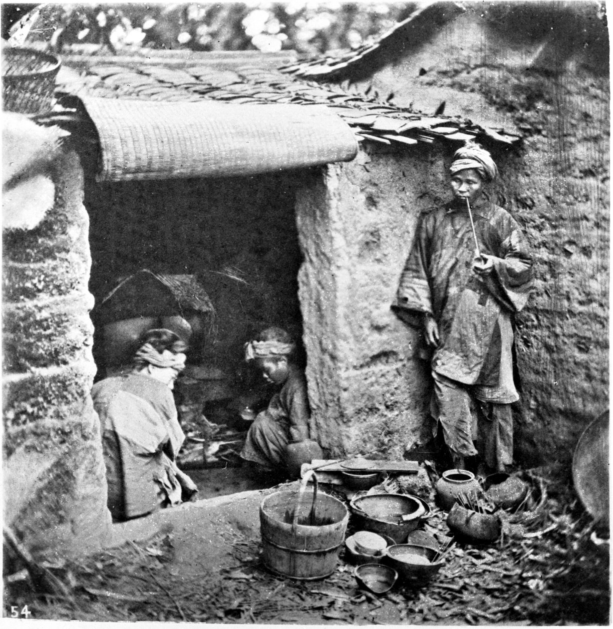 China, een eenvoudige familie, ca. 1870 (foto) door John Thomson