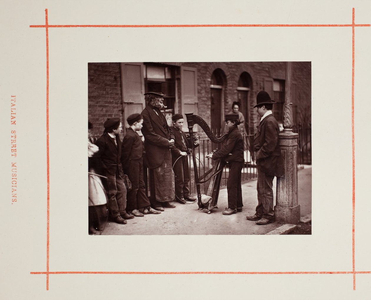 Italiaanse Straatmuzikanten, 1877 door John Thomson