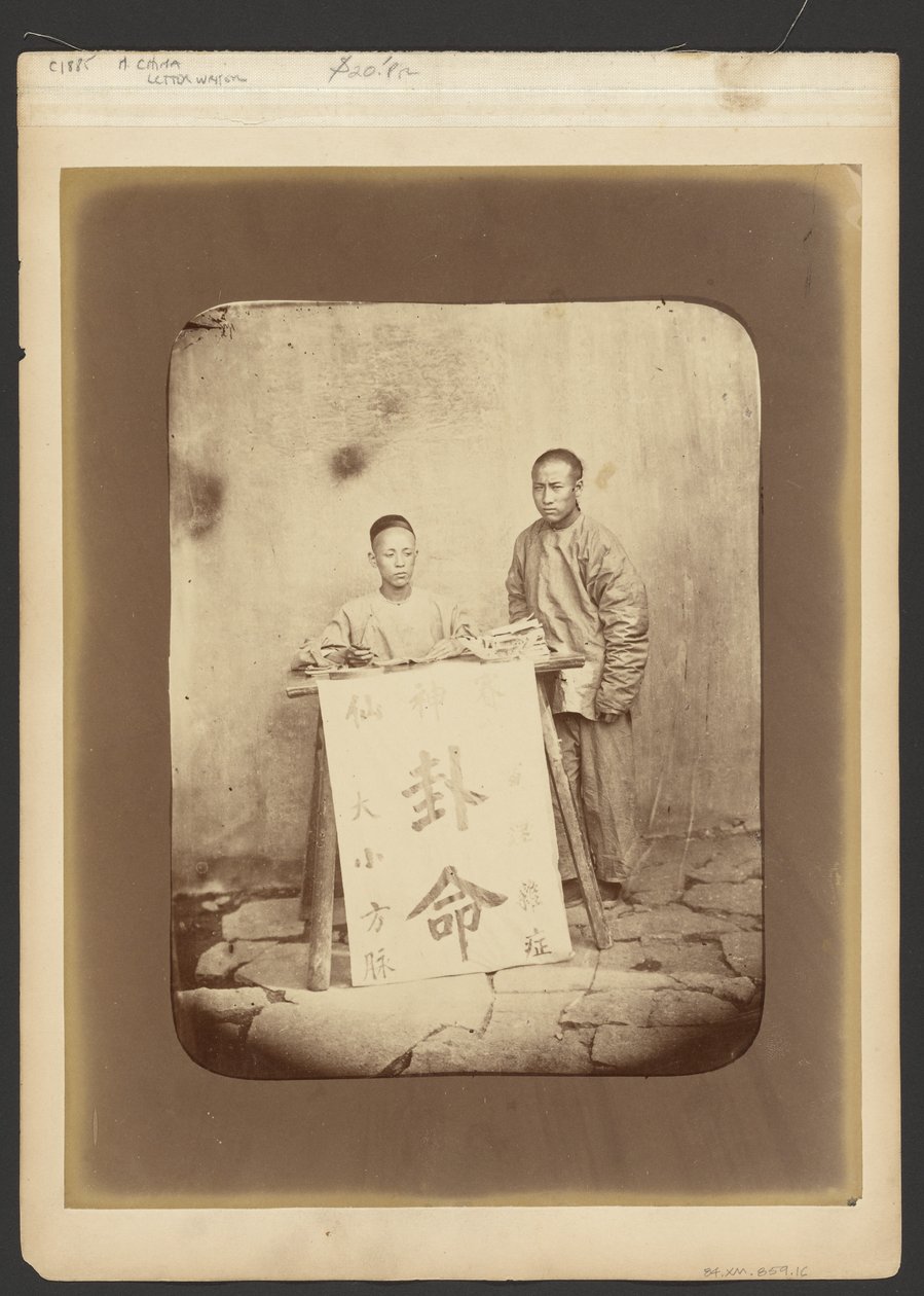 Portret van een man en een jongen door John Thomson