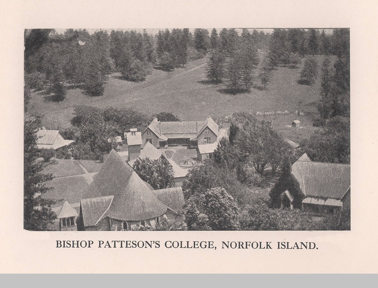 Bisschop Pattesons College, Norfolk Island, 1912 door John Watt Beattie