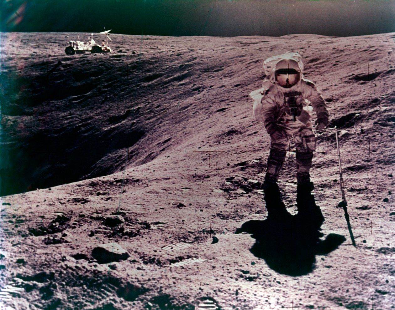 Astronaut Charles Duke bij de Descartes landingsplaats, Apollo 16 missie, april 1972 door John Watts Young