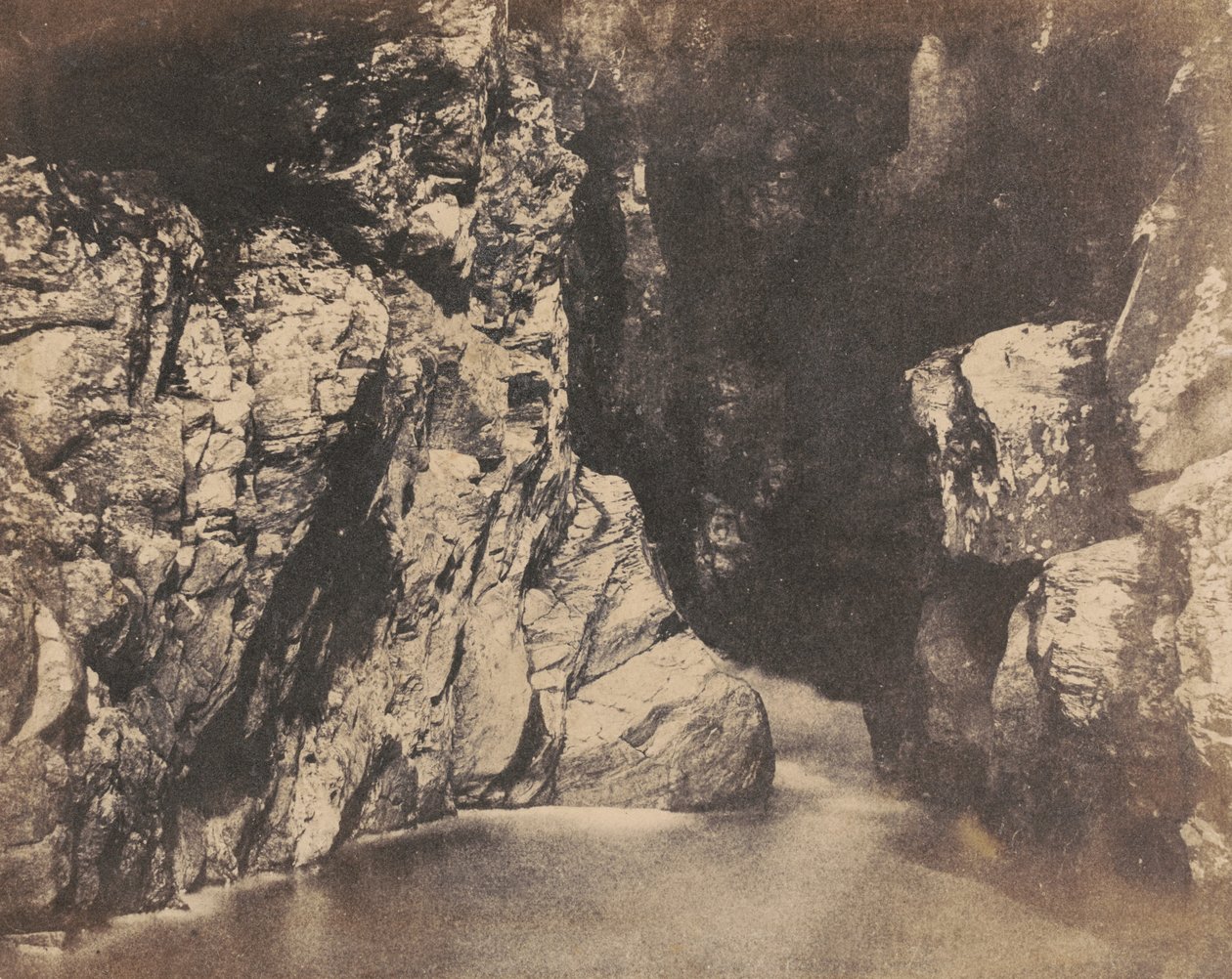 Oevers van een poel, de Rumbling Bridge bij Dunkeld,c. 1853 (foto) door John William Dudgeon