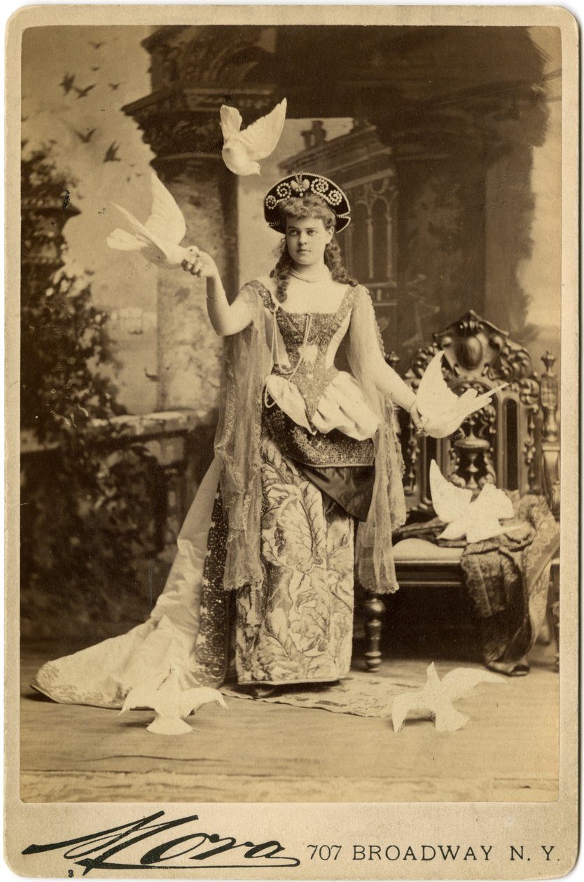Alva Vanderbilt, in kostuum voor haar bal in 1883 (sepia print) door José Maria Mora