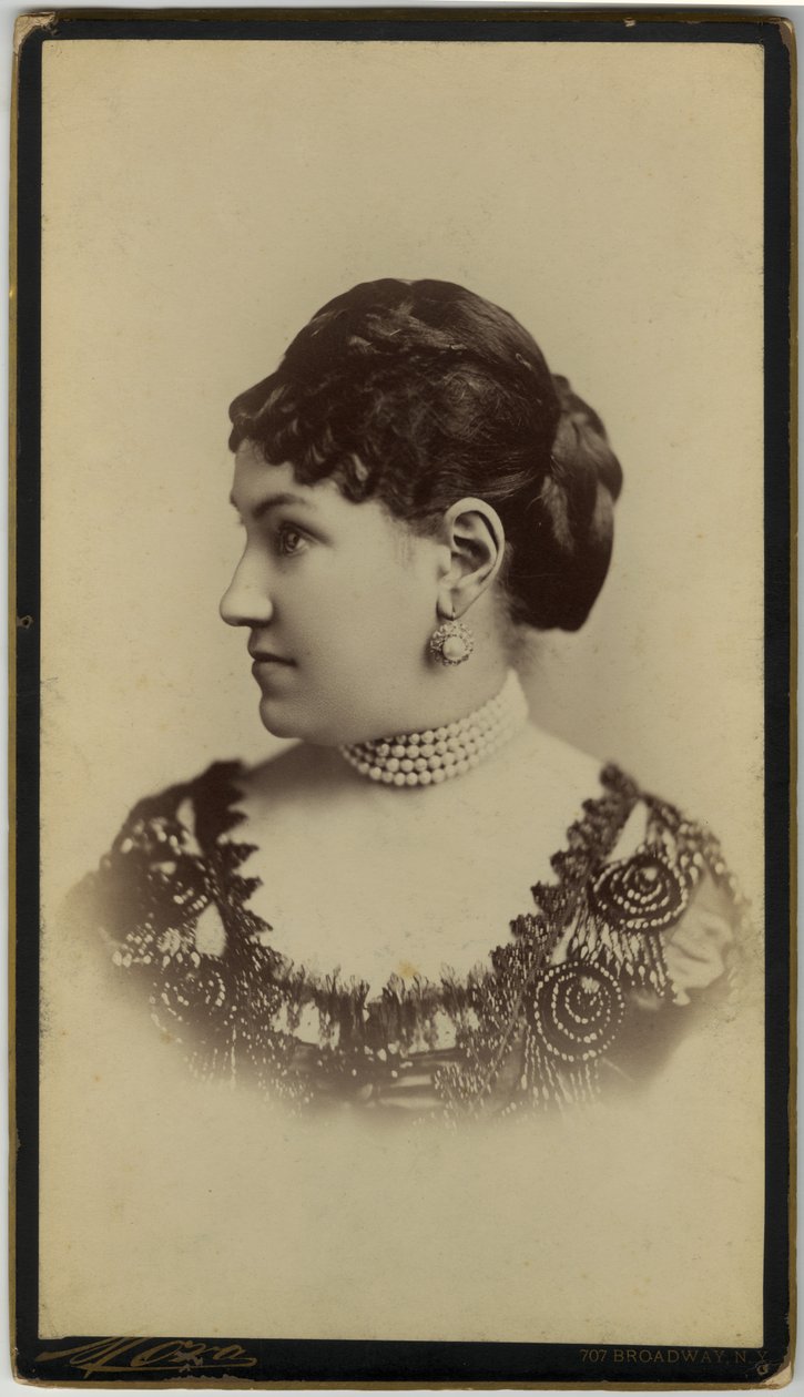 Mevrouw William Astor (sepia print) door José Maria Mora