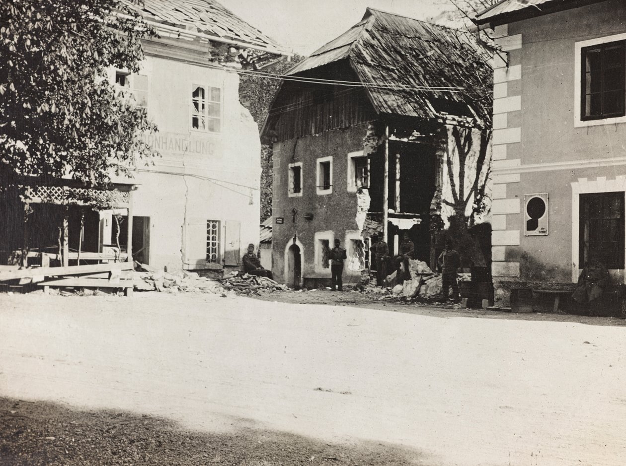 Album "Meine weltkriegs - Erinnerungen Zuid-West Front (Karinthië, Italië, Zuid-Tirol) 31/03/1915-12/11/1918 - Josef Zohles Wenen": plein met puin door Josef Zohles
