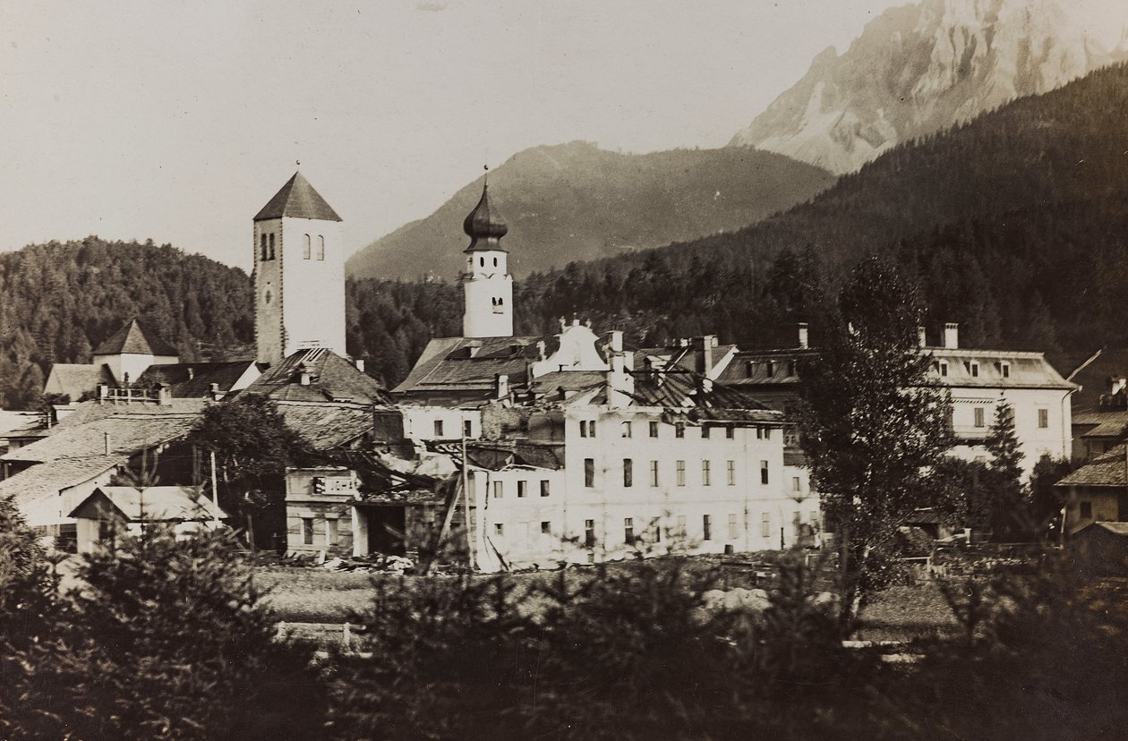Album "Meine weltkriegs - Erinnerungen South-West Front (Karinthië, Italië, Zuid-Tirol) 31/03/1915-12/11/1918 - Josef Zohles Wenen": uitzicht op Dobbiaco na het bom door Josef Zohles