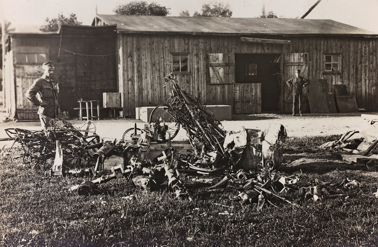 Album "Meine weltkriegs - Erinnerungen South-West Front (Karinthië, Italië, Zuid-Tirol) 31/03/1915-12/11/1918 - Josef Zohles Wenen": resten van een Italiaans vliegtuig door Josef Zohles