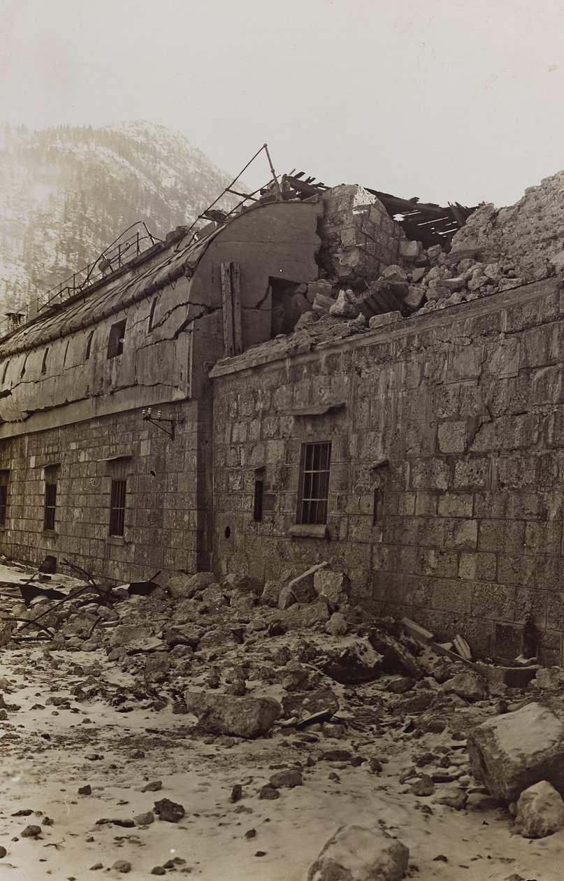 Album "Meine weltkriegs - Erinnerungen South-West Front (Karinthië, Italië, Zuid-Tirol) 31/03/1915-12/11/1918 - Josef Zohles Wien": puin van een fabriek door Josef Zohles