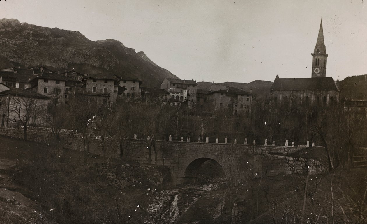 Album "Meine weltkriegs - Erinnerungen South-West Front (Karinthië, Italië, Zuid-Tirol) 31/03/1915-12/11/1918 - Josef Zohles Wien": uitzicht op een dorp in Carnia door Josef Zohles