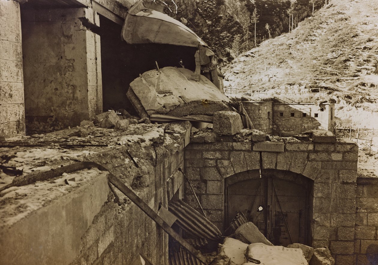 Album "Meine weltkriegs - Erinnerungen South-West Front (Carinthia, Italië, South Tyrol) 31/03/1915-12/11/1918 - Josef Zohles Wien": puin van een fabriek door Josef Zohles