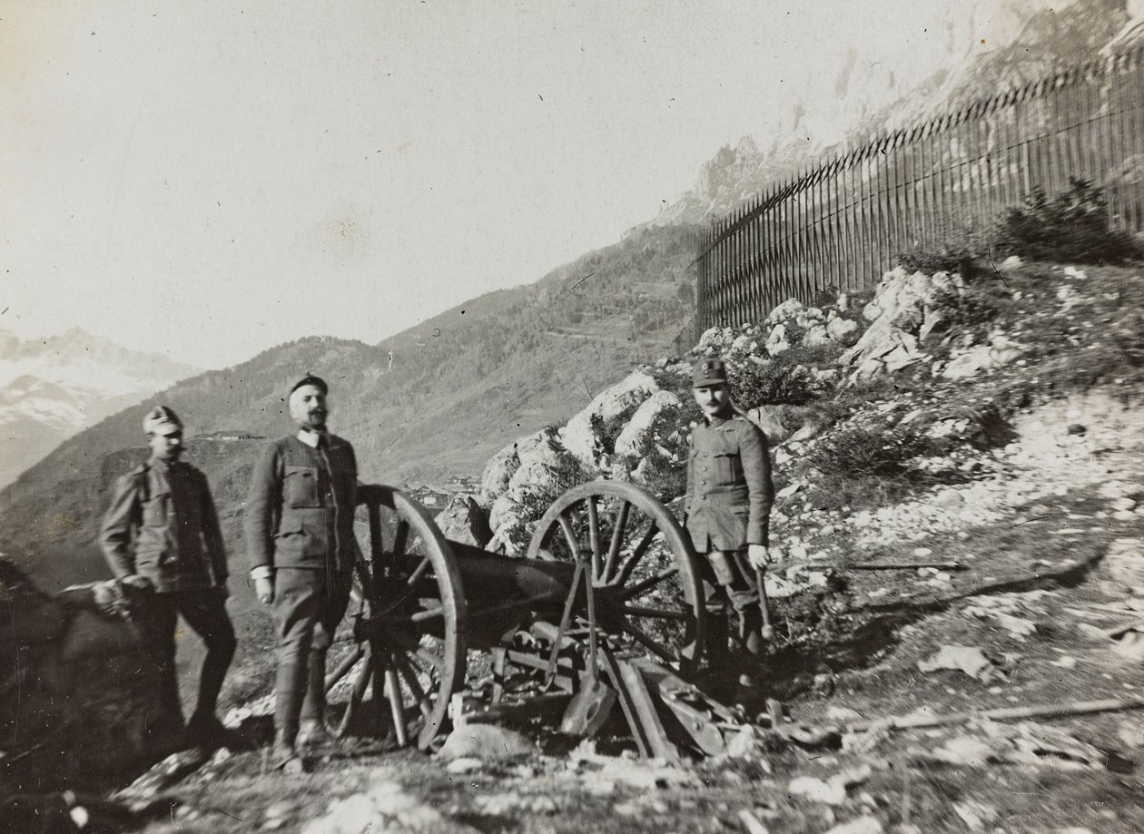 Album "Meine weltkriegs - Erinnerungen Zuidwestfront (Karinthië, Italië, Zuid-Tirol) 31/03/1915-12/11/1918 - Josef Zohles Wien": soldaten met kanon door Josef Zohles