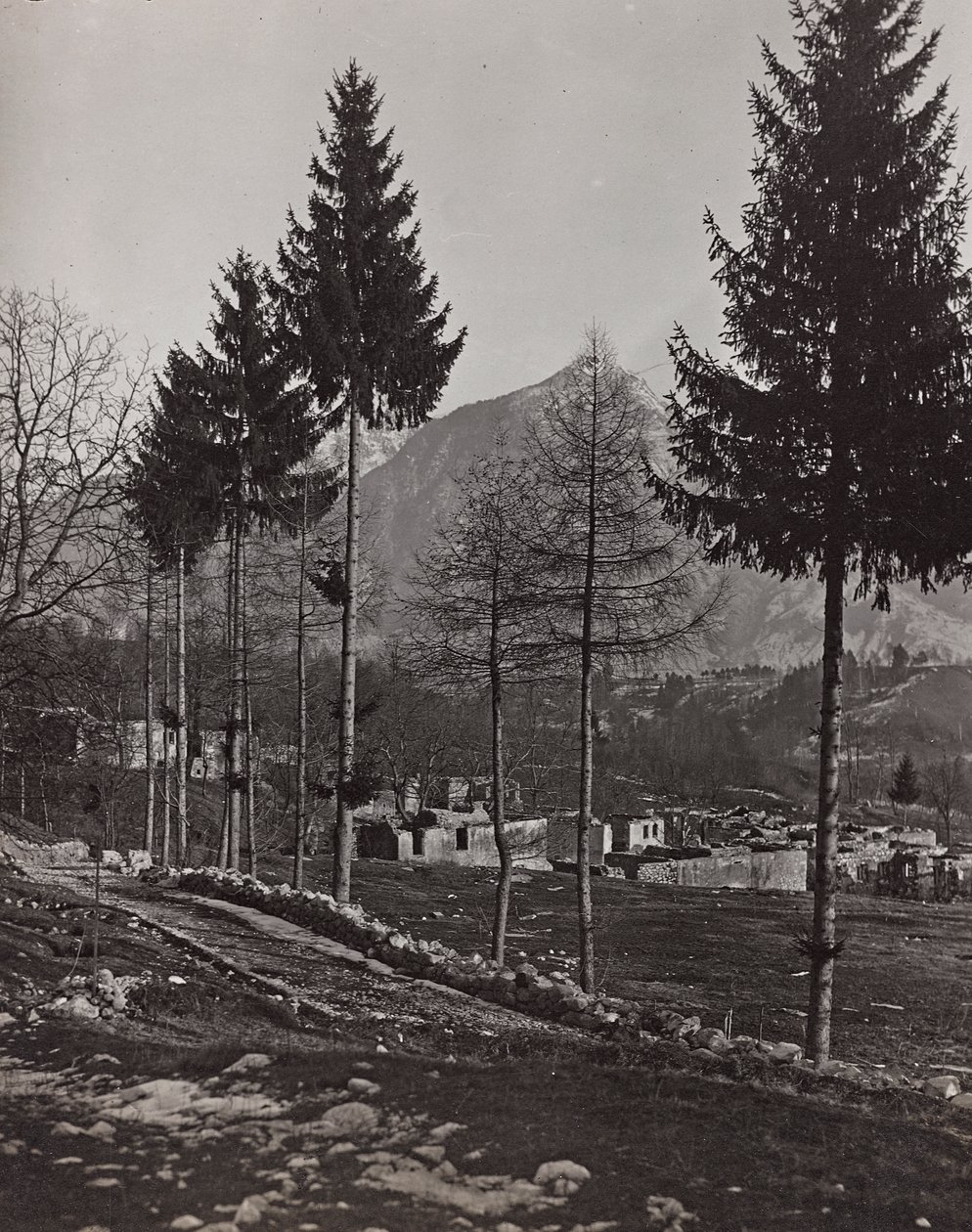 Album "Meine weltkriegs - Erinnerungen Zuidwestfront (Karinthië, Italië, Zuid-Tirol) 31/03/1915-12/11/1918 - Josef Zohles Wien": puin van Pliczna door Josef Zohles