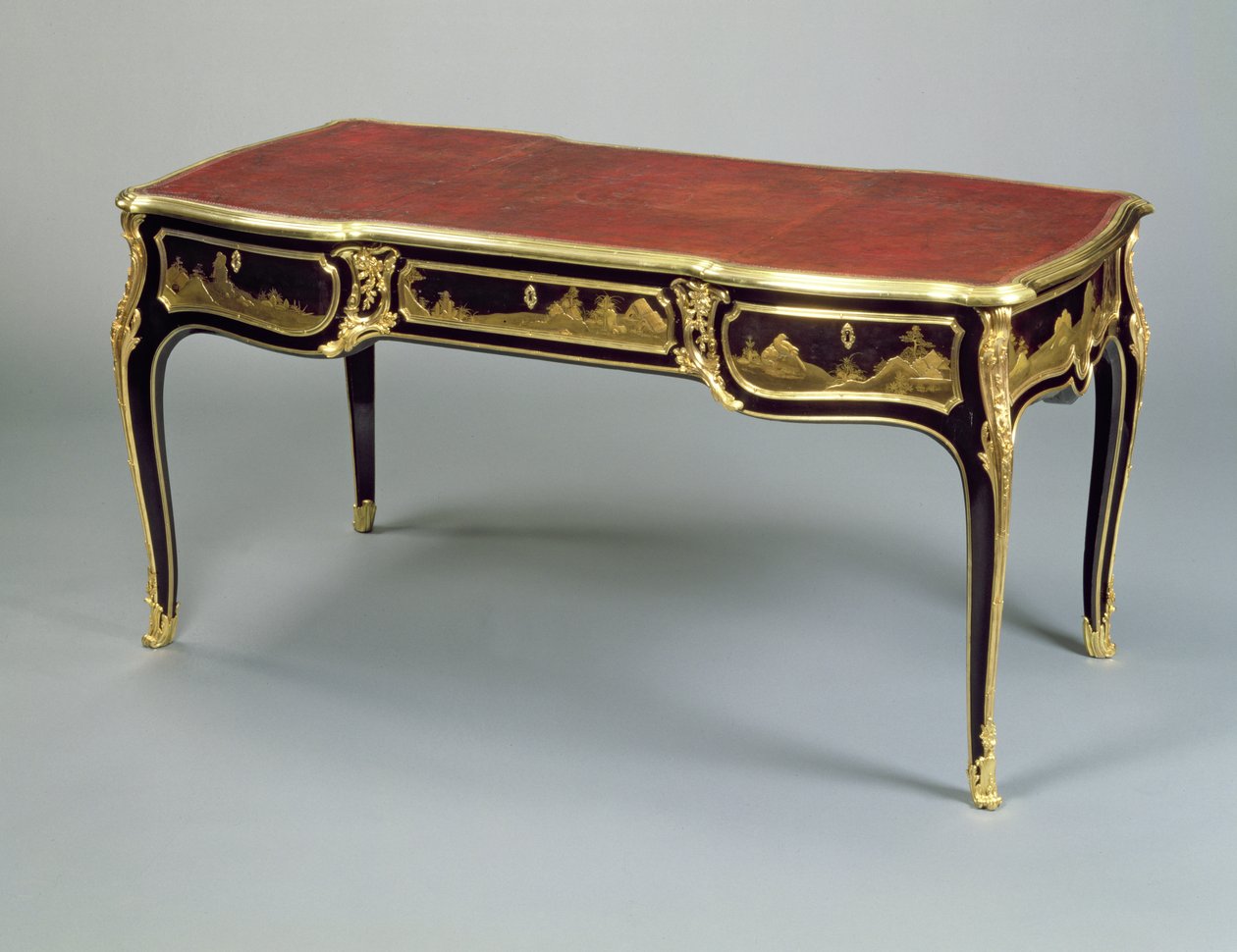 Louis XV Bureau Plat, ca. 1775 (gelakt, geëboniseerd hout) door Joseph Baumhauer