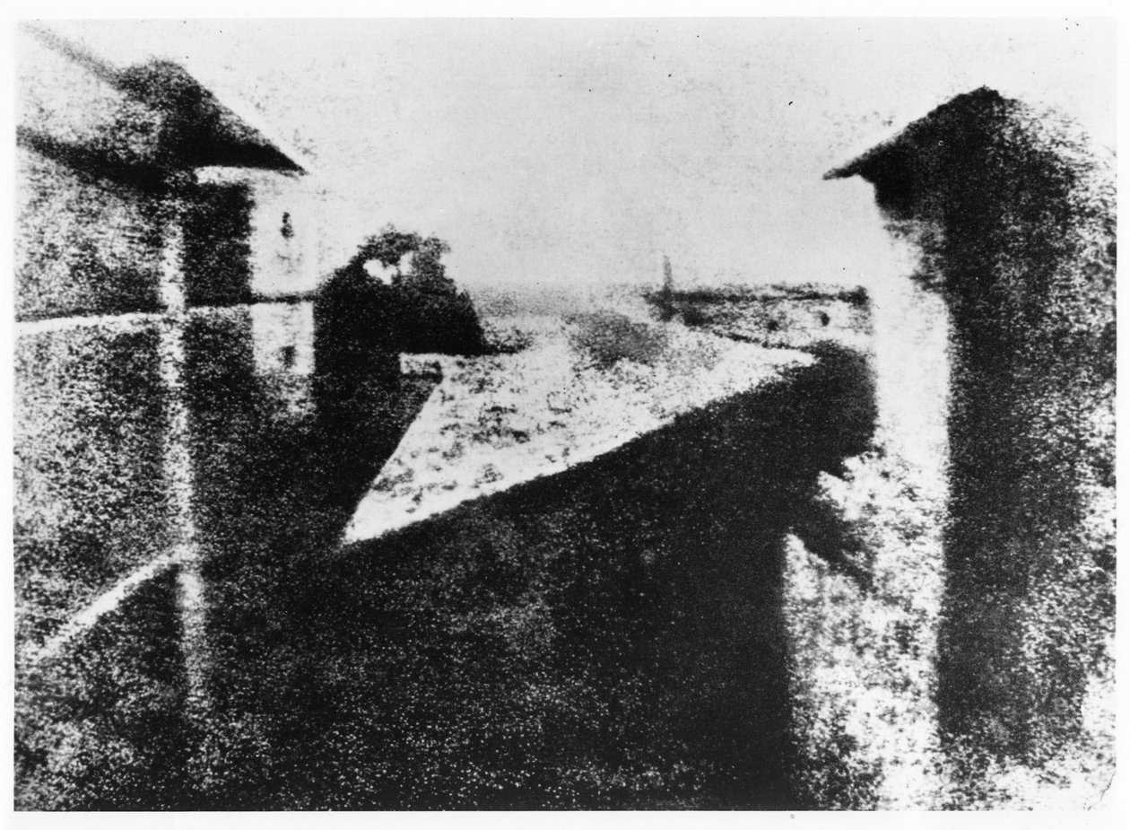 Uitzicht vanuit een raam in Le Gras, Saint-Loup-de-Varennes, 1827 door Joseph Nicephore Niepce