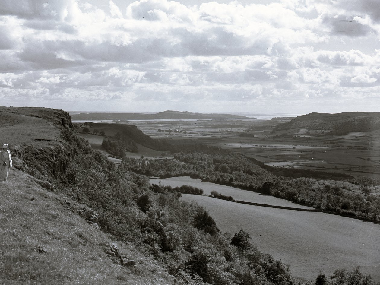 Een dame staat op een heuvel en kijkt uit over het landschap bij Scout Scar door Joseph Hardman