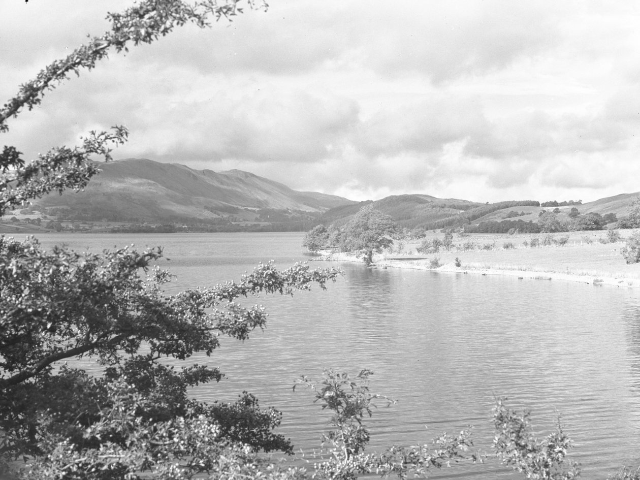 Uitzicht over Crummock Water met de heuvels op de achtergrond door Joseph Hardman