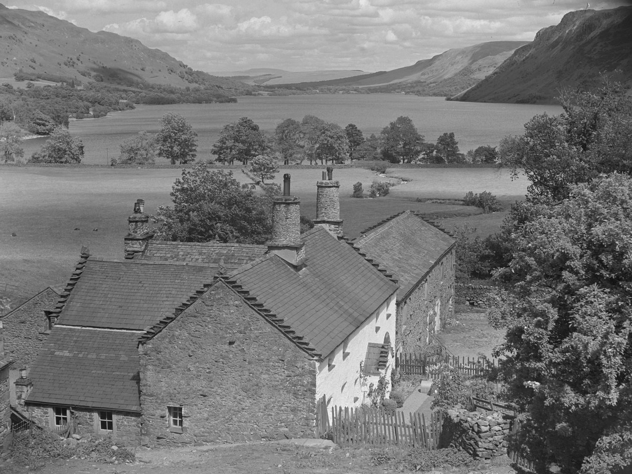 Huis op de voorgrond met uitzicht op Ullswater daarachter door Joseph Hardman