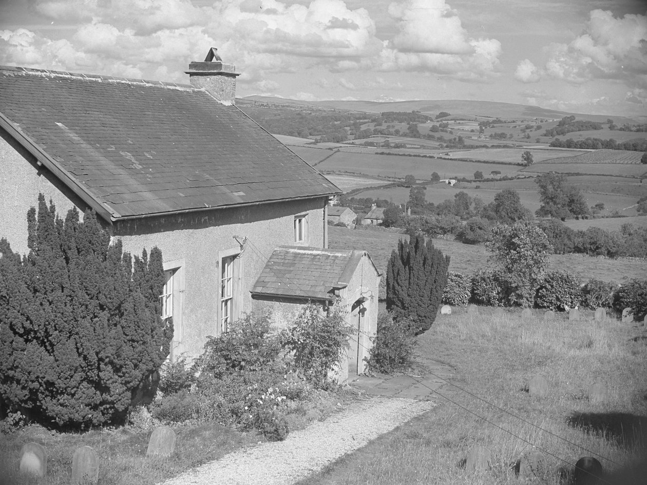 Huis links in beeld en uitzicht daarachter door Joseph Hardman