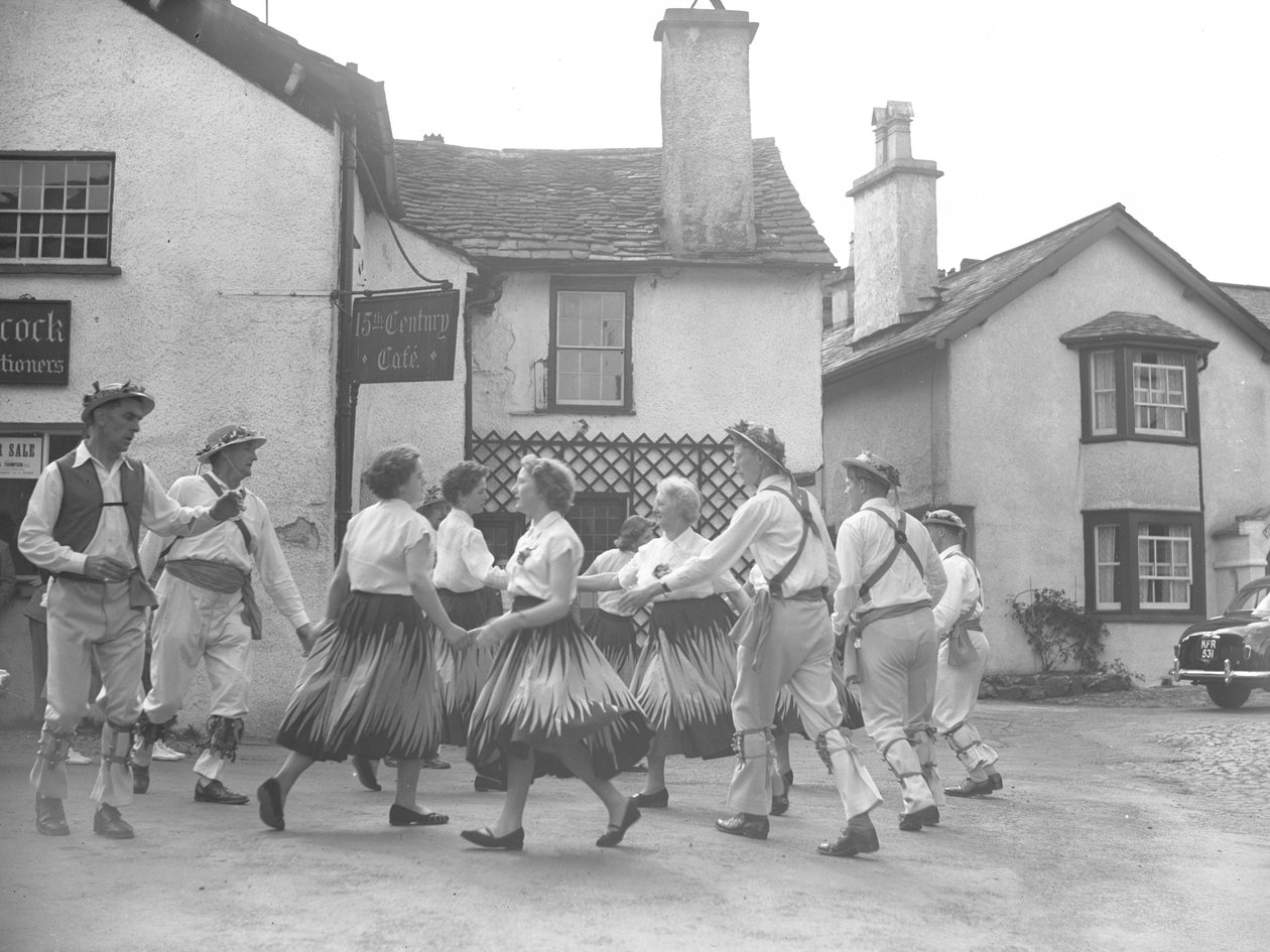 Dansende mannen en vrouwen bij Hawkshead met bord voor 