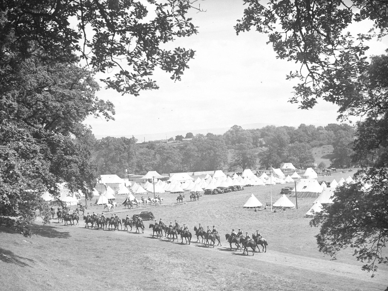 Bereden cavalerie beweegt zich langs de weg naar hun kamp met tenten op de achtergrond door Joseph Hardman