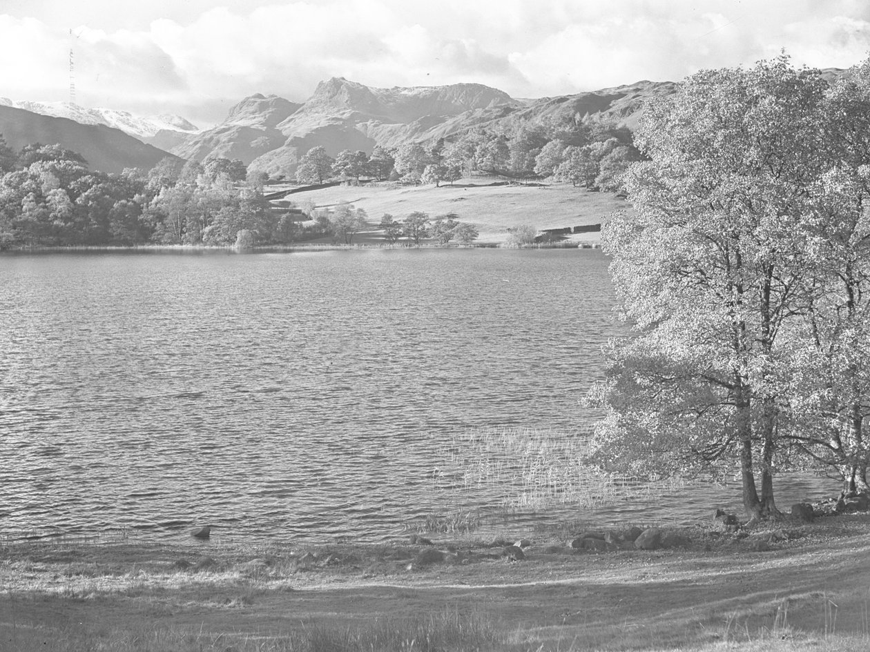 Uitzicht over Loughrigg Tarn, heuvels op achtergrond door Joseph Hardman