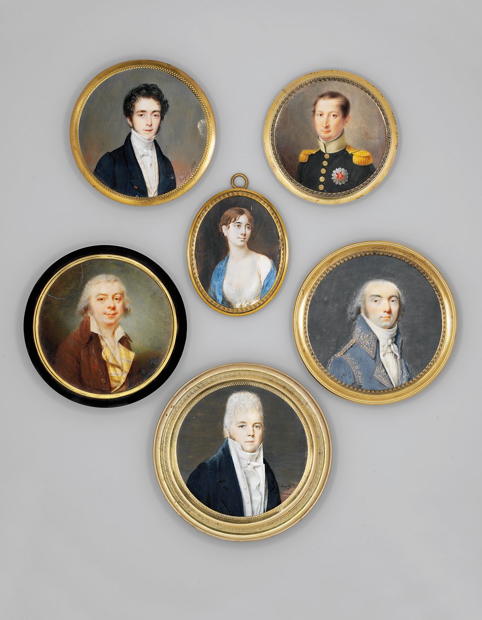 Een jonge officier in een donkergroene jas met een lichtgroene kraag en gouden epauletten, met de borstster van de Koninklijke Orde van Spanje door Joseph Marie Bouton