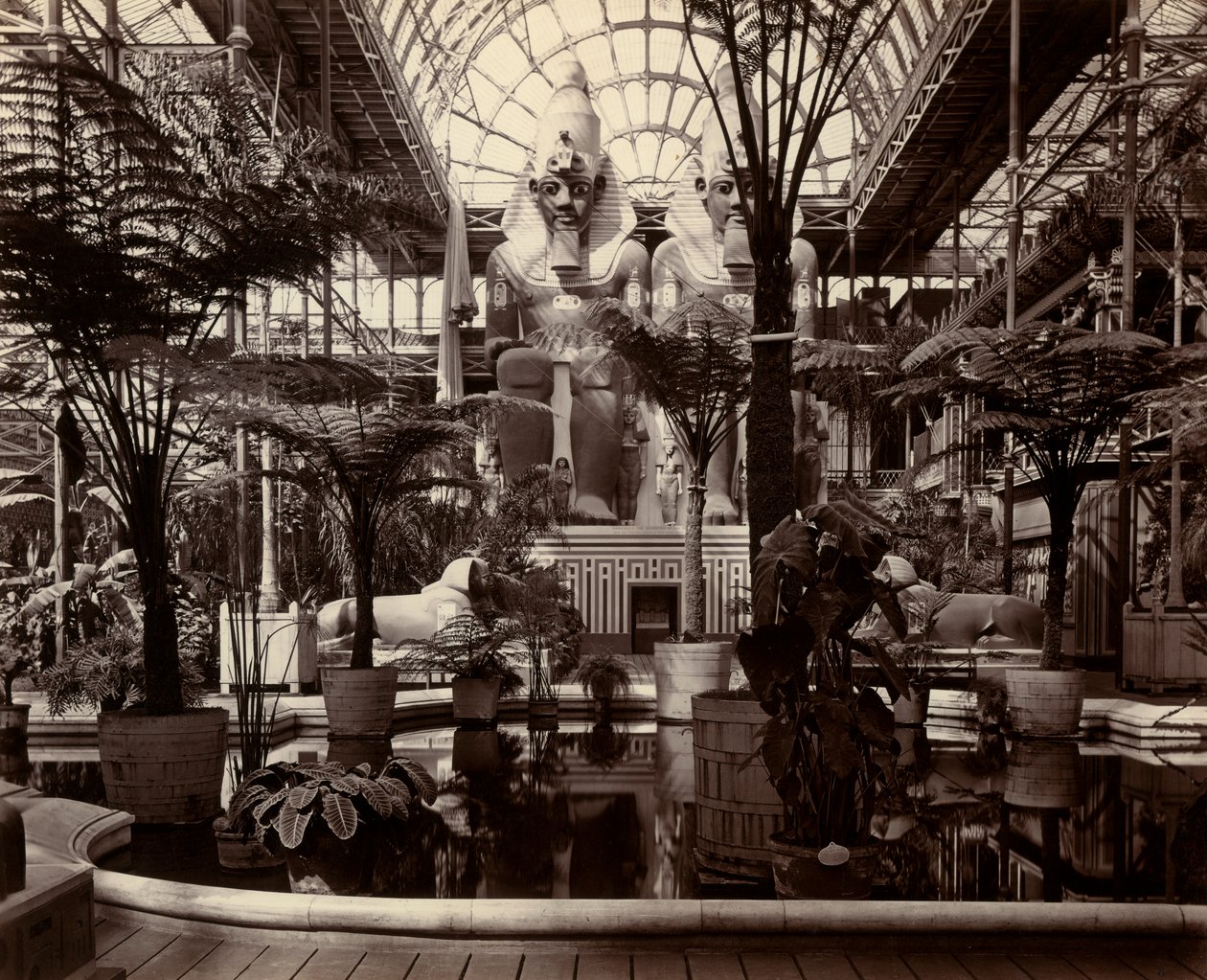 Het Crystal Palace in Londen: interieur van de noordelijke transept, ca. 1870 door Joseph Paxton
