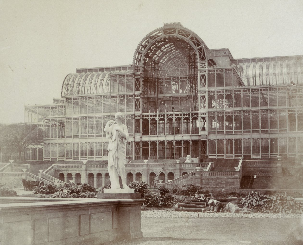Het zuidelijke transept, vanaf het tweede terras, gedrukt in 