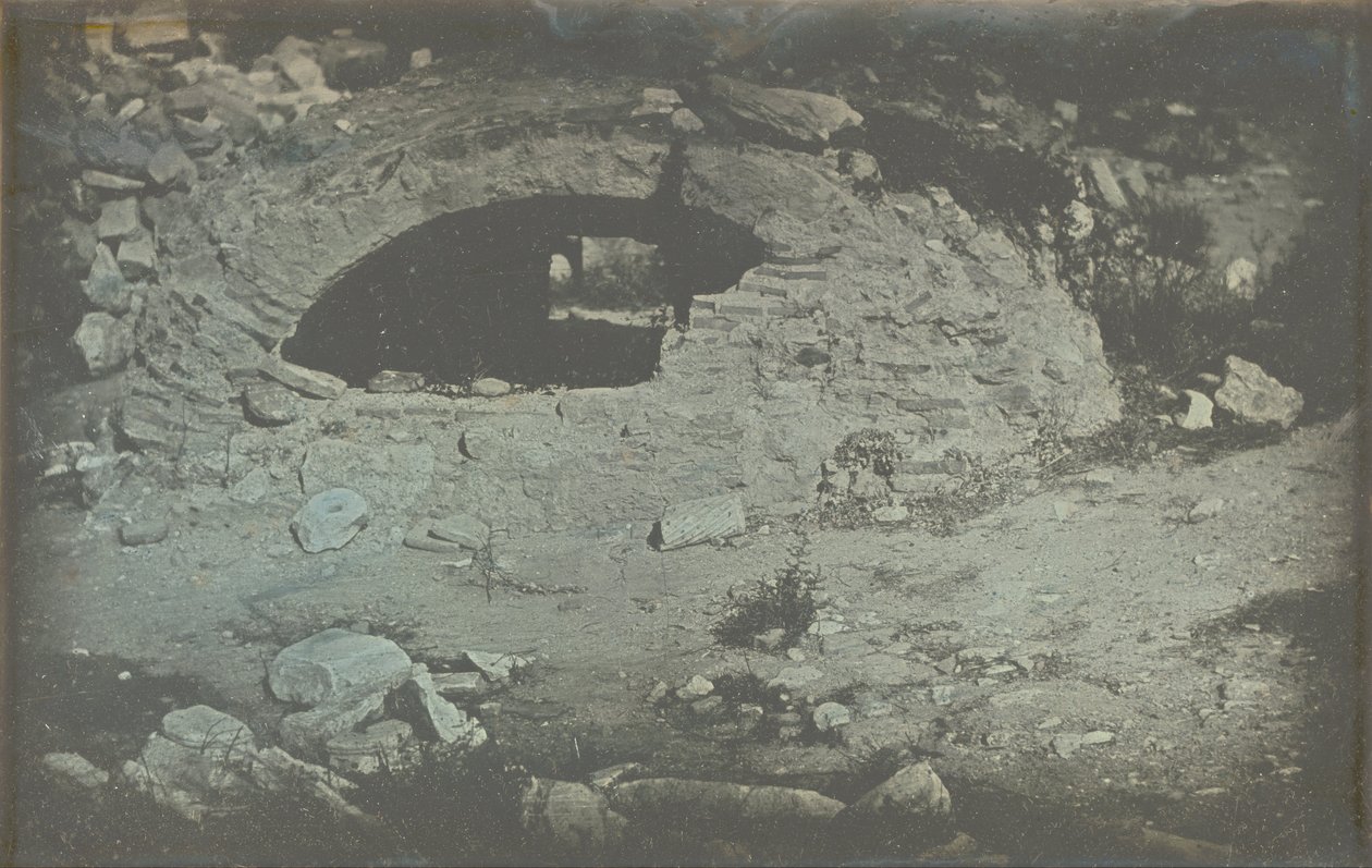 Athènes. T.[emple] de Min.[erve] Poliade (1er plans) / [Cisterneopening aan de voet van het Erectheion, Akropolis, Athene]. door Joseph Philibert Girault De Prangey