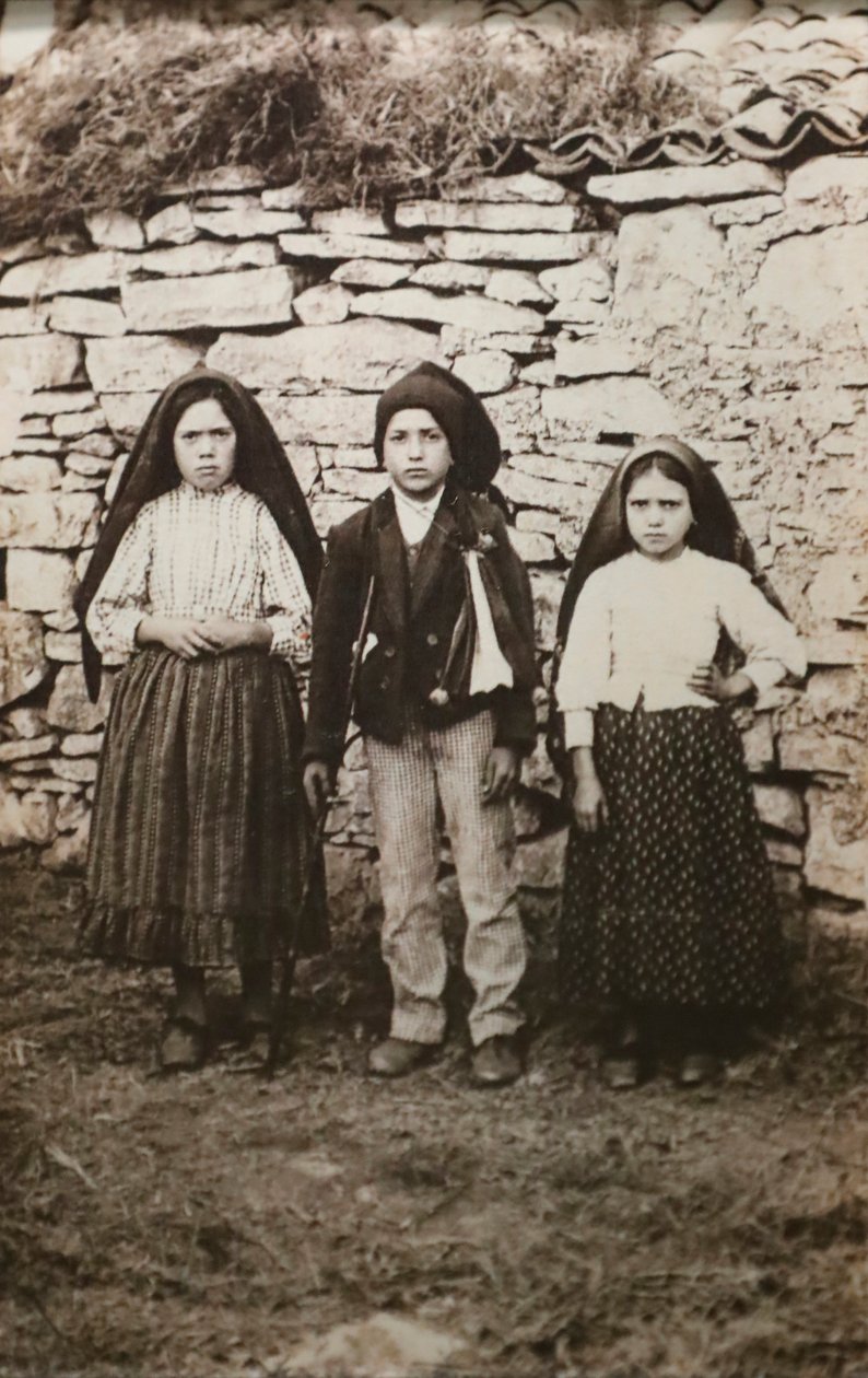 Heiligdom van Fatima. Lucia dos Santos en haar neven Francisco en Jacinta Marto. Onze-Lieve-Vrouw van Fatima. Portugal. door Joshua Benoliel