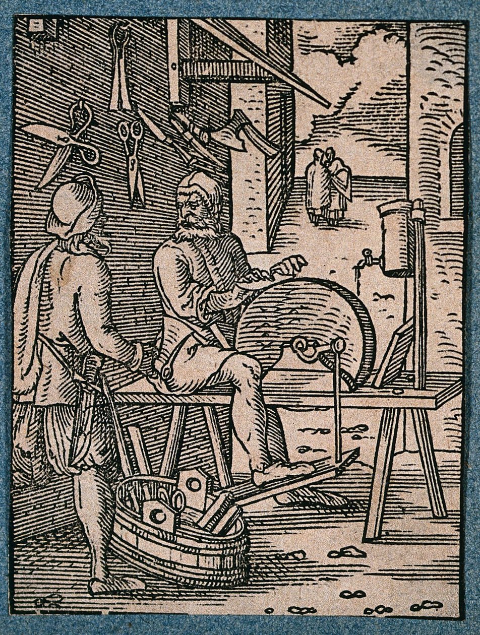 Een messenslijper scherpt een lemmet op een slijpsteen wanneer een klant met een te slijpen schaaf arriveert. Houtsnede van J. Amman. door Jost Amman