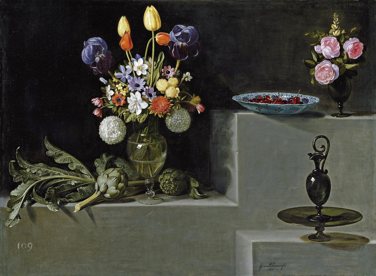 Stilleven met bloemen, artisjokken, kersen en glaswerk door Juan van der Hamen