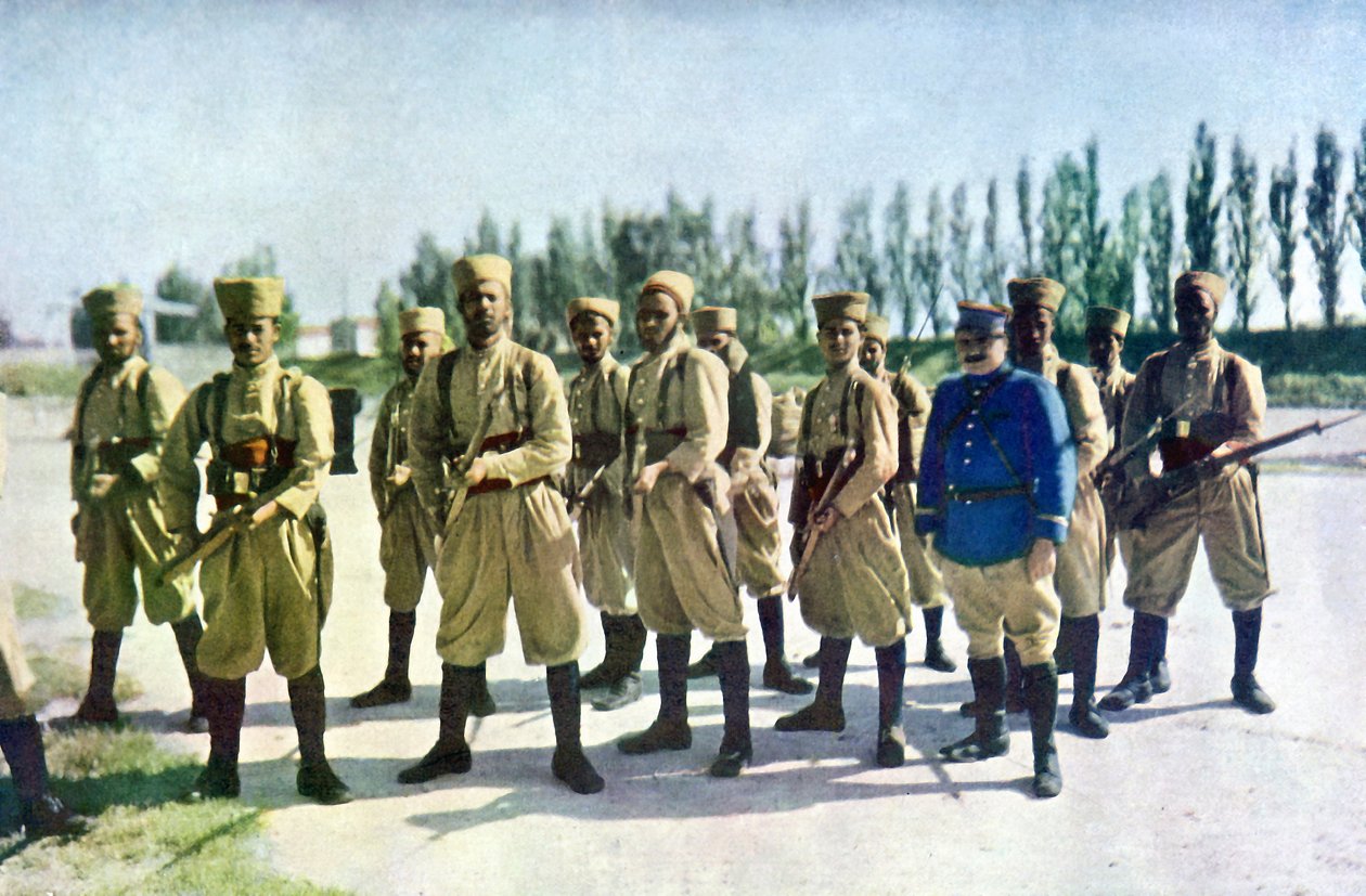 Marokkaanse schutters en een Franse officier aan de rand van het dorp tijdens de Slag bij de Marne ten oosten van Parijs, september 1914 door Jules Gervais Courtellemont