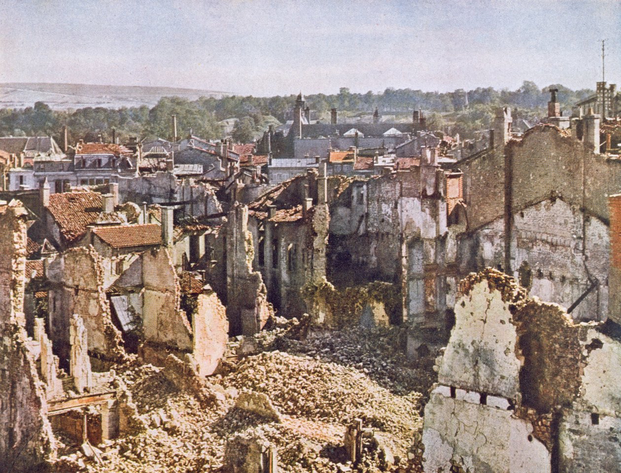 Ruïnes van Verdun na 8 maanden bombardement, 1916-17 (naar een kleurenfoto) door Jules Gervais Courtellemont