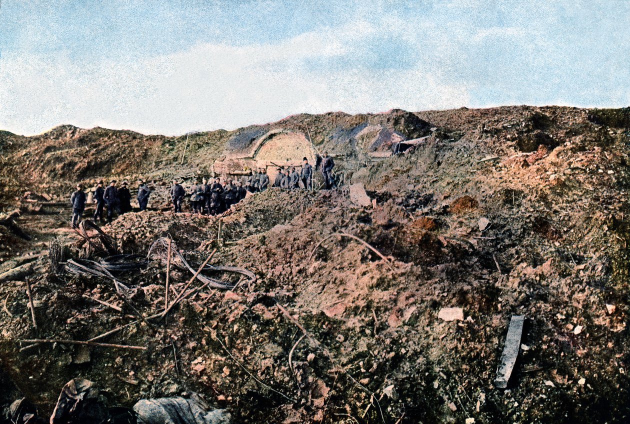 Soldaten in het Fort de Souville dat werd vernietigd door Duitse artillerie, september 1916 door Jules Gervais Courtellemont