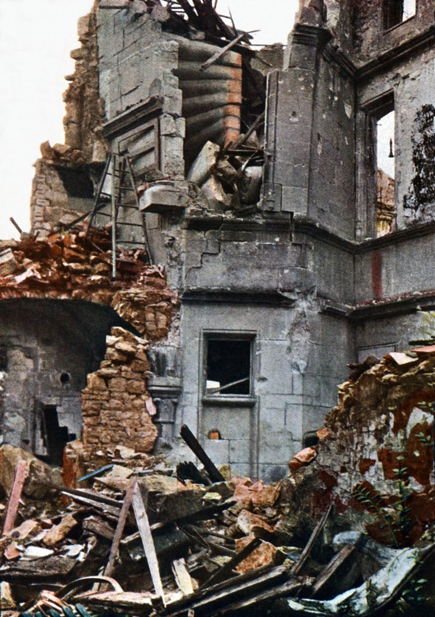 De zwaar beschadigde Princerie, Verdun, september 1916 door Jules Gervais Courtellemont
