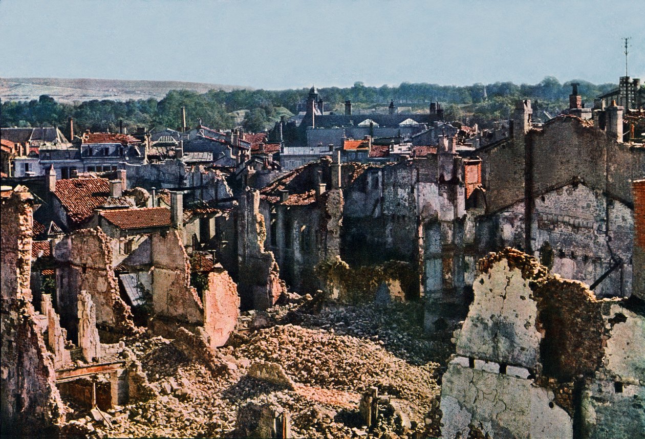 Uitzicht op Verdun na 8 maanden bombardement, september 1916 door Jules Gervais Courtellemont