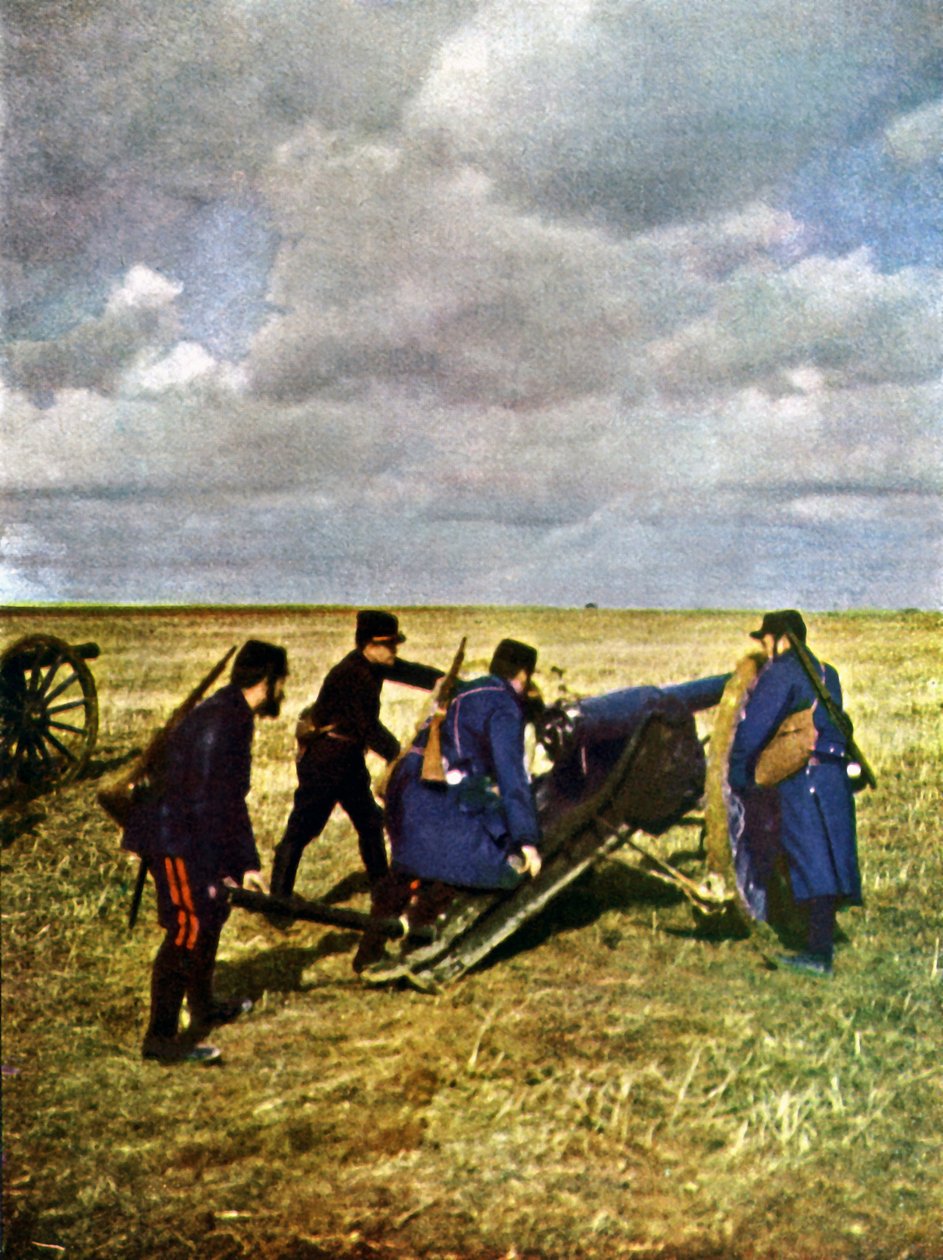 Vier Franse soldaten met een 90mm kanon tijdens de Slag bij de Marne ten oosten van Parijs, september 1914 door Jules Gervais Courtellemont