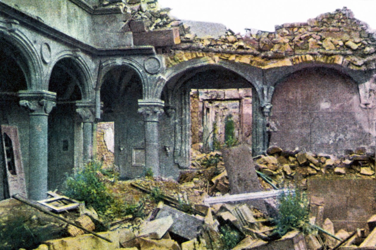 De zwaar beschadigde Princerie, Verdun, september 1916 door Jules Gervais Courtellemont