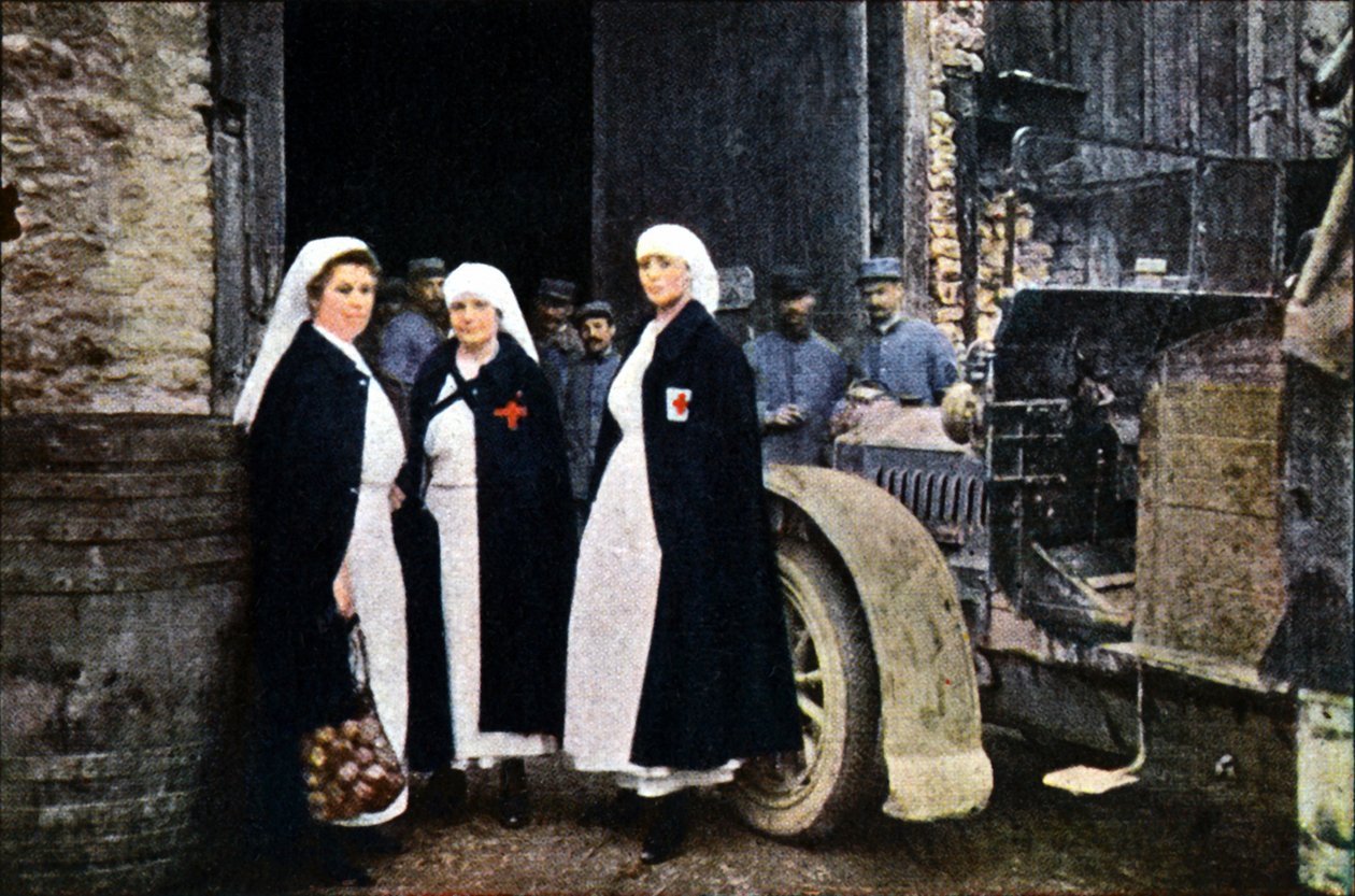 Drie vrouwen met het Rode Kruis en het Franse ambulancepersoneel met een voertuig, Verdun, september 1916 door Jules Gervais Courtellemont