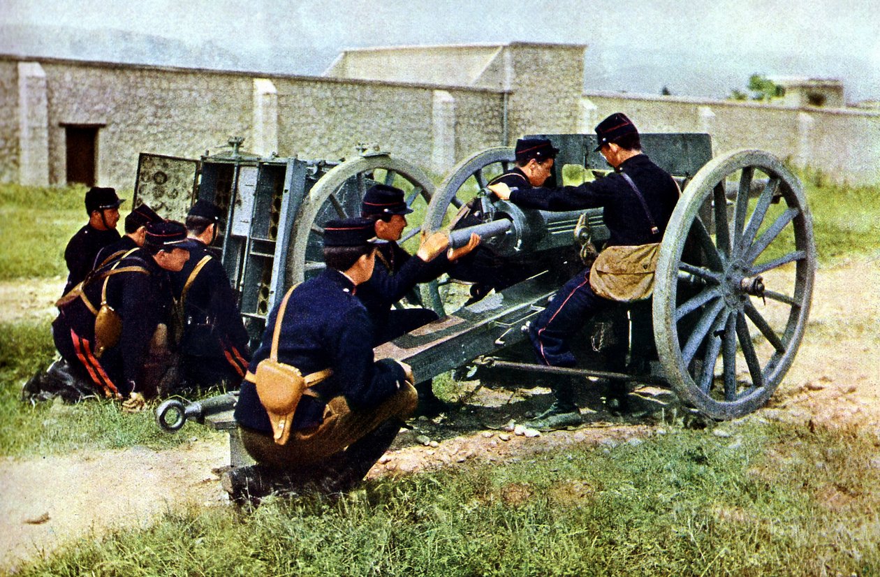 Franse soldaten met een mortier in actie tijdens de Slag bij de Marne ten oosten van Parijs, september 1914 door Jules Gervais Courtellemont