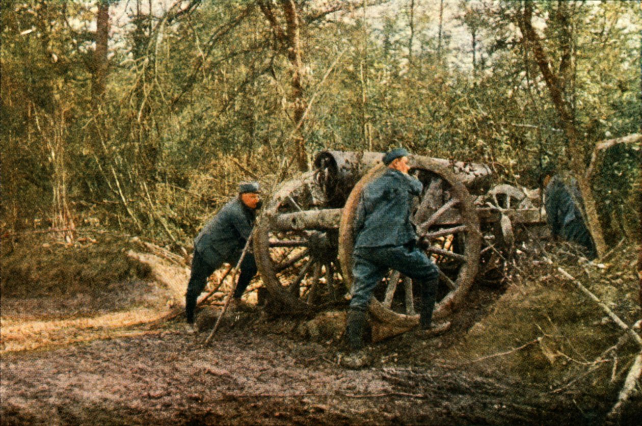 Drie Franse soldaten in het bos met een houwitser, Verdun, september 1916 door Jules Gervais-Courtellemont