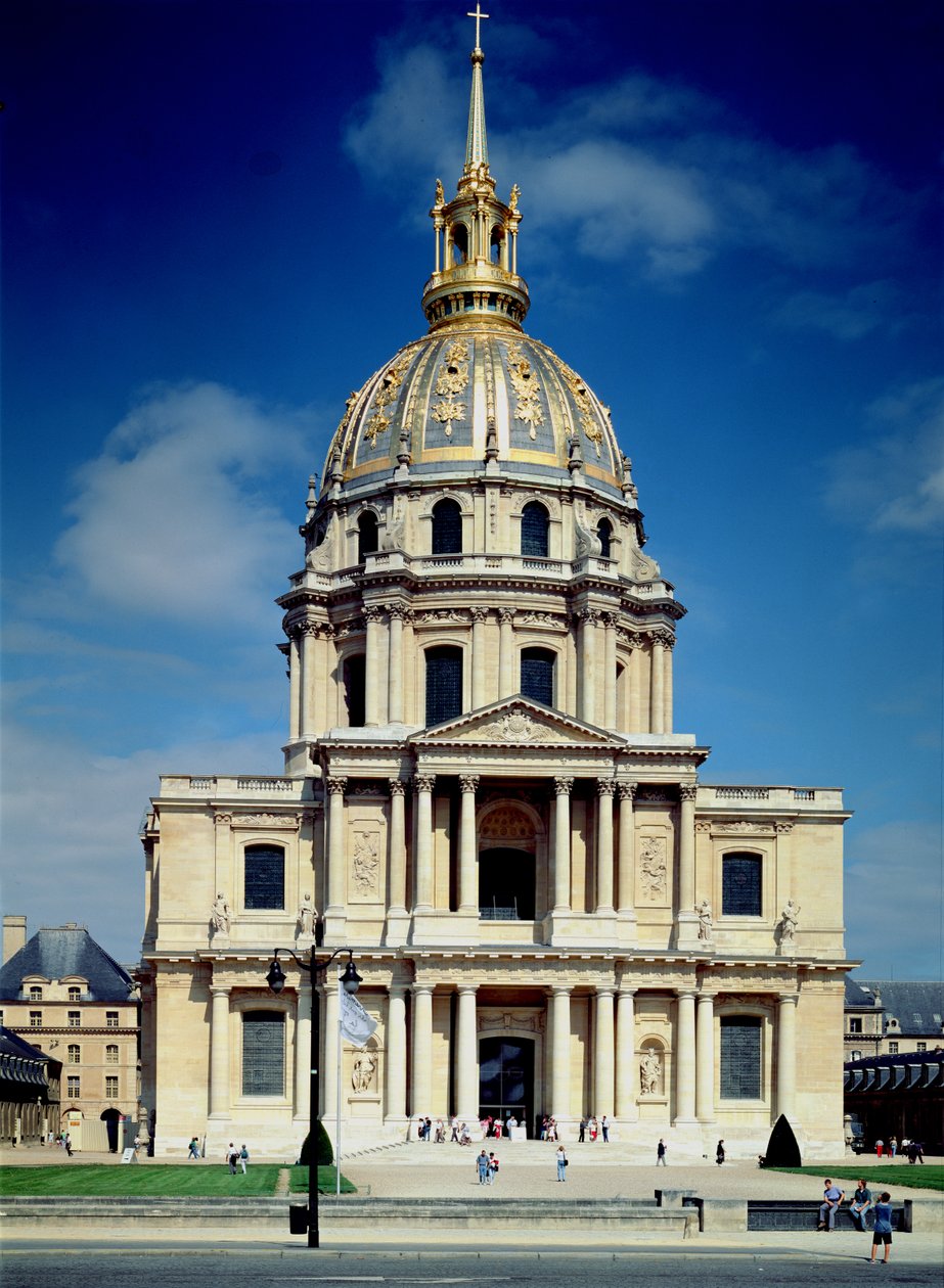 Exterieur van de kerk, begonnen in 1676 door Jules Hardouin Mansart