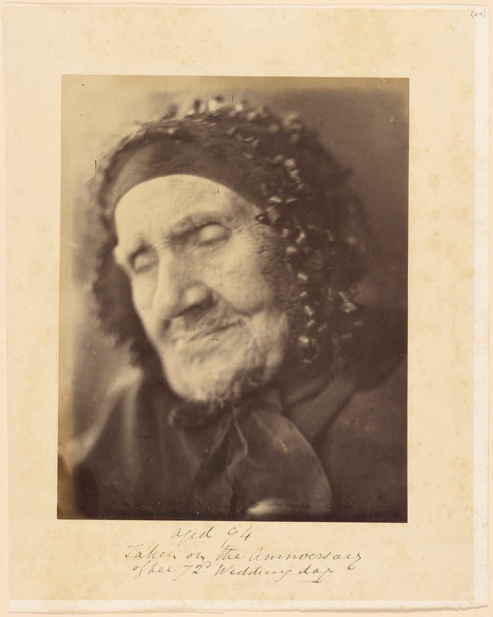 94 jaar oud, gefotografeerd op de verjaardag van haar 72e huwelijksdag [Portret van het hoofd en de schouders van een bejaarde vrouw] door Julia Margaret Cameron