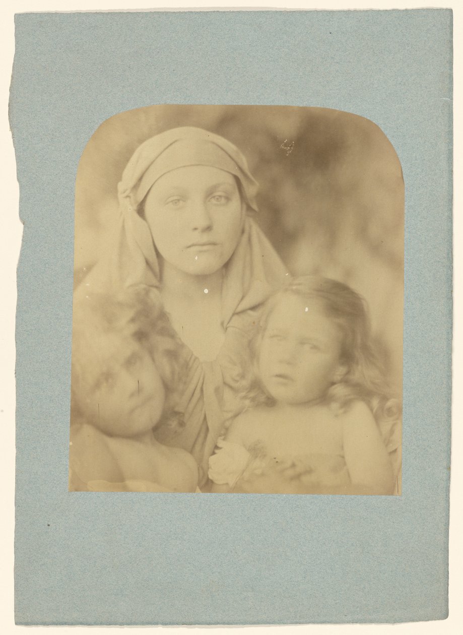 [Madonna met twee kinderen] door Julia Margaret Cameron