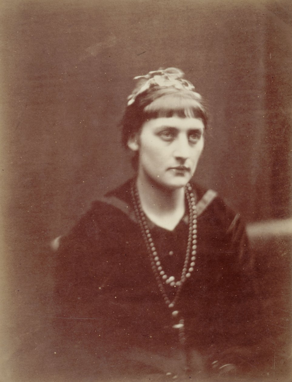 Portret van een vrouw met twee halssnoeren door Julia Margaret Cameron